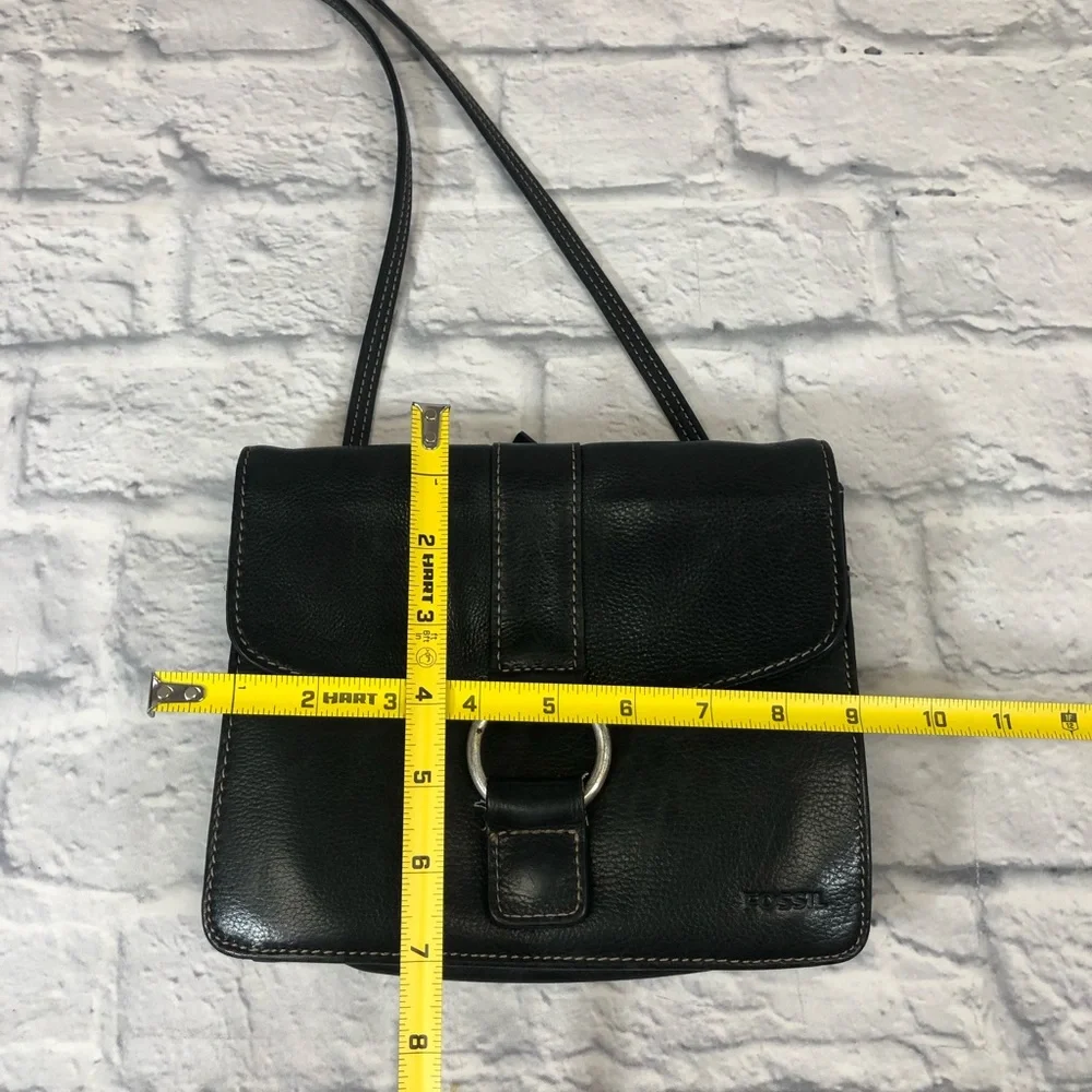 Fossil Vintage Leather Crossbody Shoulder Bag. Black pockets Zip Snap close